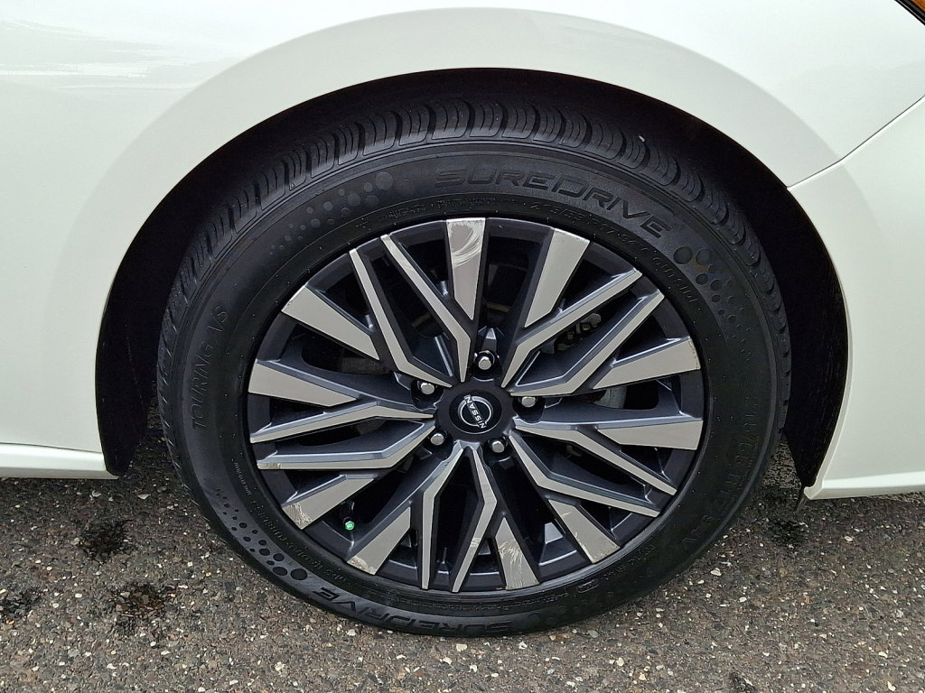 Used 2024 Nissan Altima 2.5 SV FWD image 9