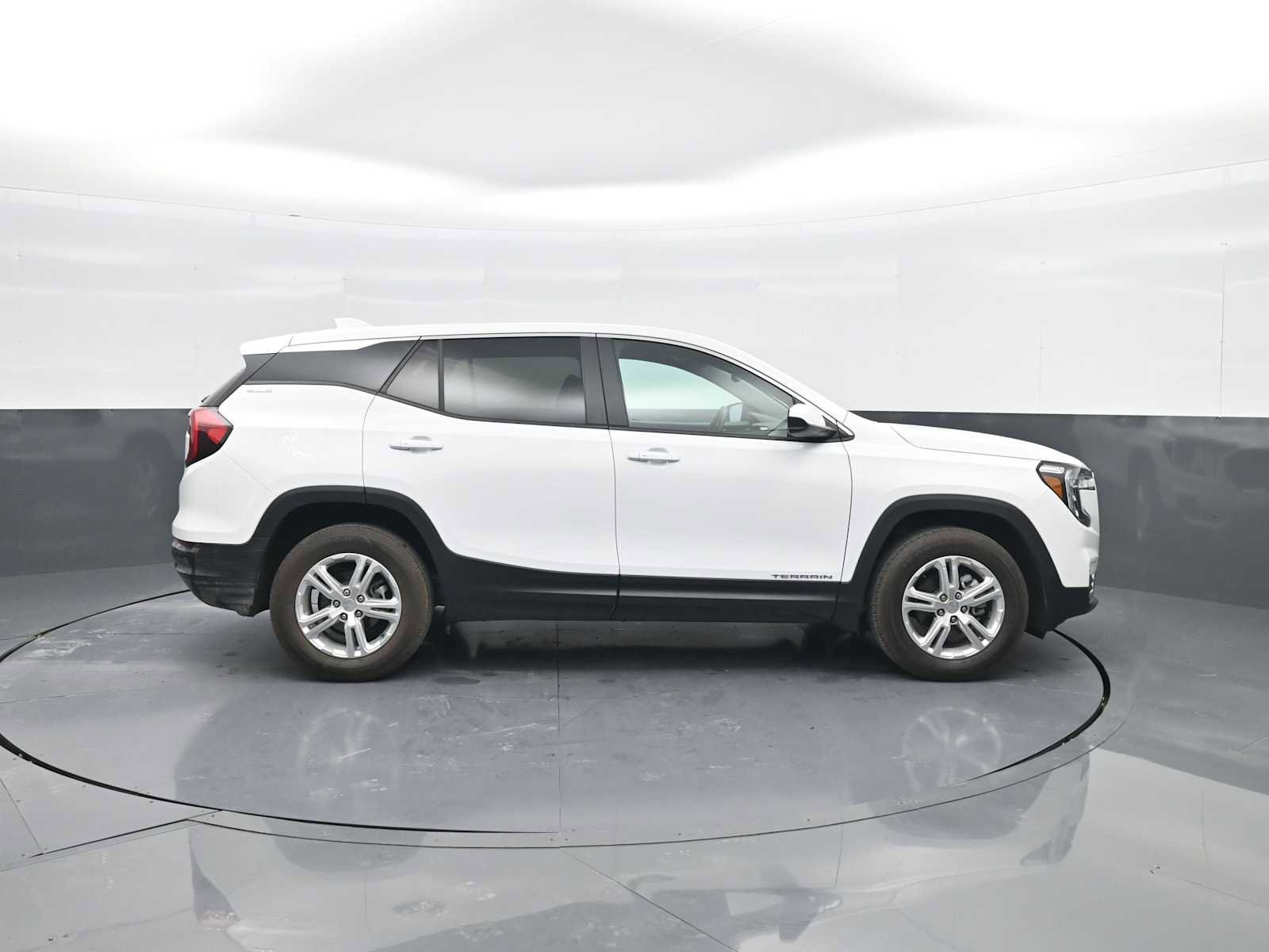 Used 2024 GMC Terrain SLE AWD/4WD image 9