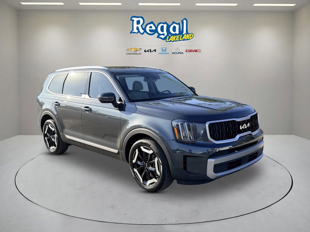 Used 2024 Kia Telluride EX w/ EX Captain's Chair Package image 1