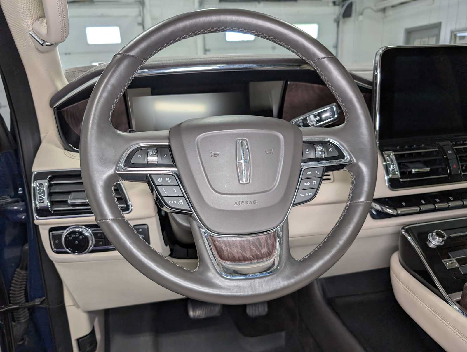 Used 2020 Lincoln Navigator Reserve w/ Luxury Package AWD/4WD image 40
