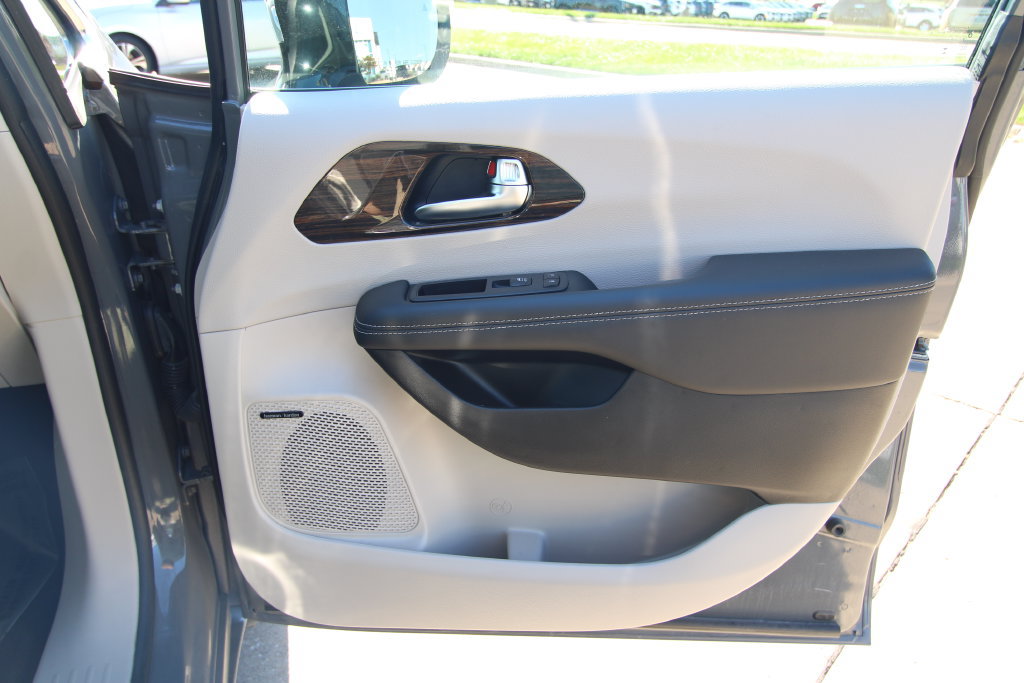 Used 2023 Chrysler Pacifica Limited w/ Uconnect Theater Family Group AWD/4WD image 47