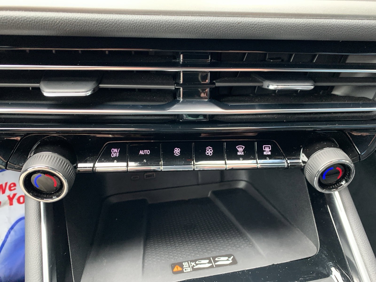 Used 2024 Chevrolet Traverse LT image 28