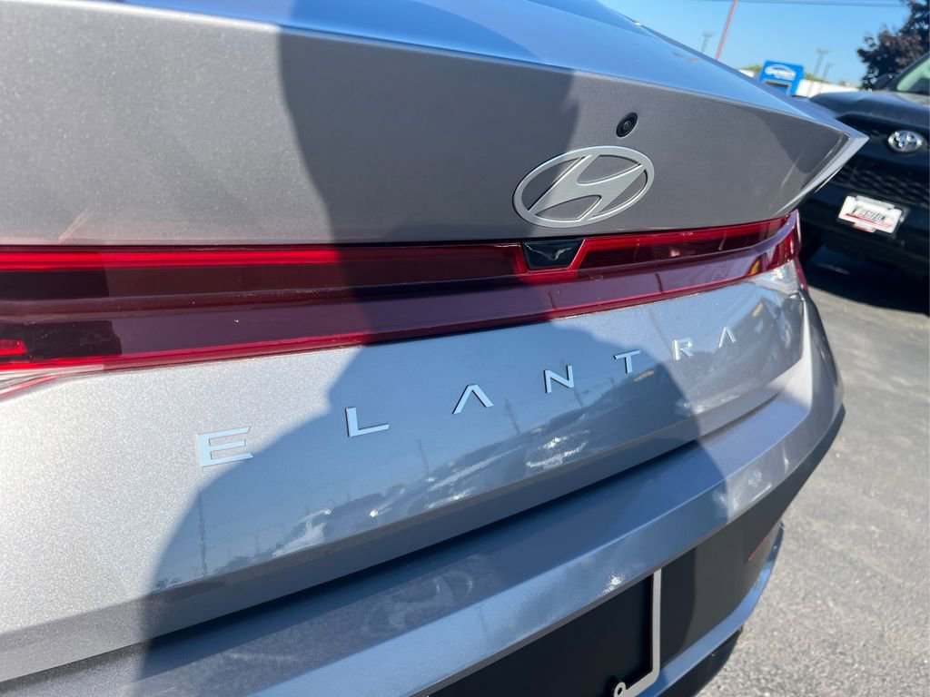 Certified 2025 Hyundai Elantra SE image 12