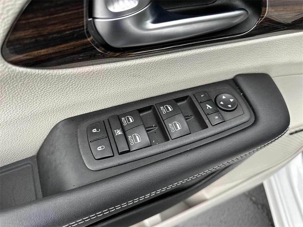 Used 2024 Chrysler Pacifica Limited w/ Uconnect Theater Family Group image 13