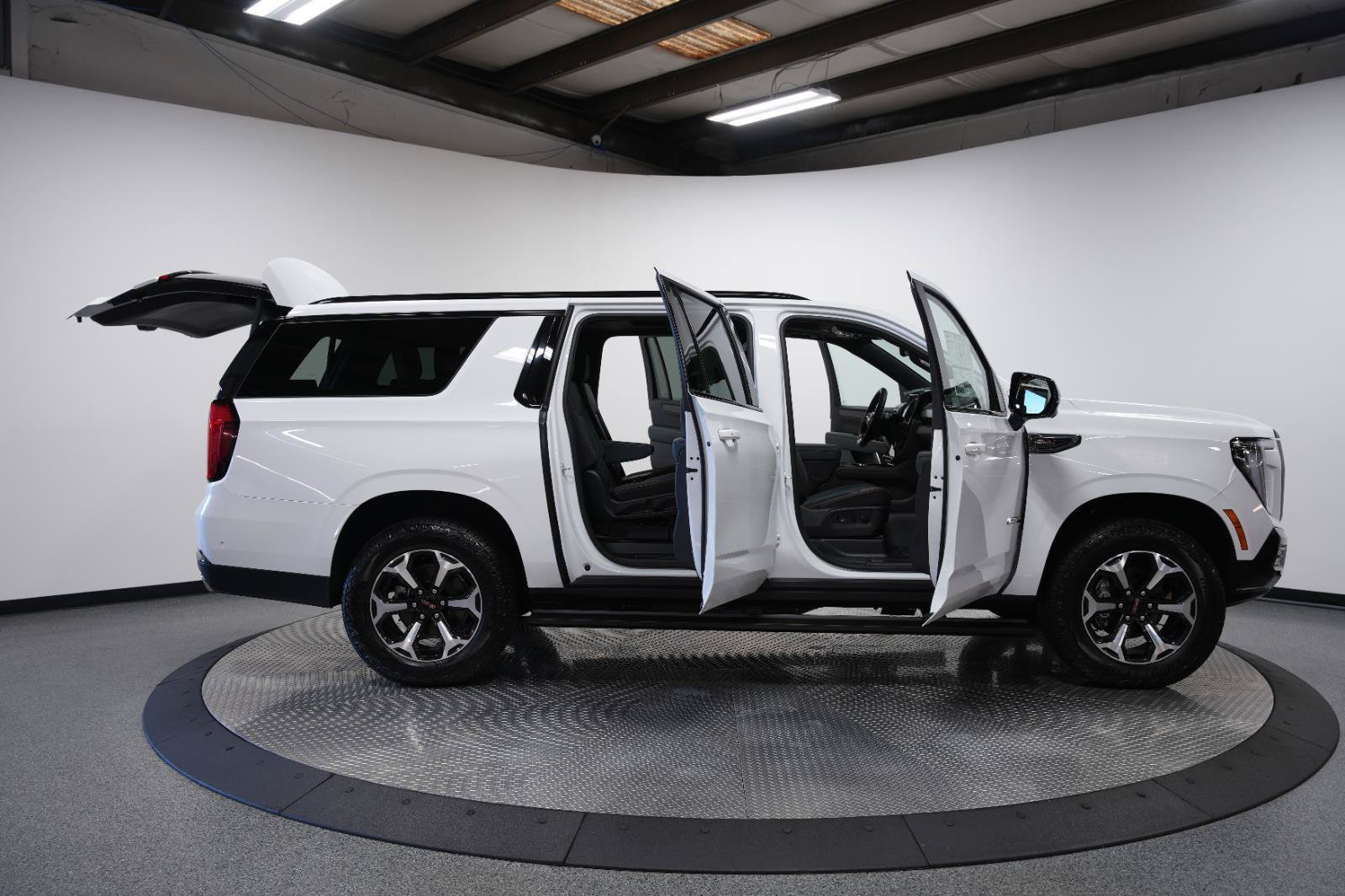 New 2026 GMC Yukon XL AT4 w/ AT4 Premium Plus Package AWD/4WD image 3