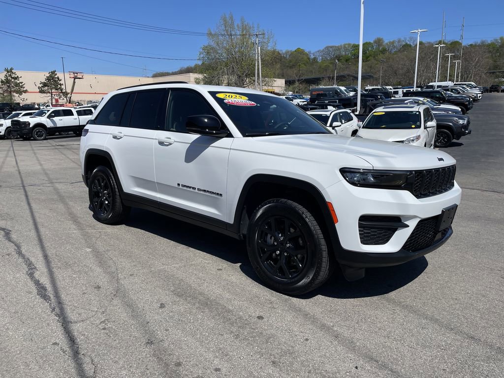 Used 2025 Jeep Grand Cherokee Altitude AWD/4WD image 6