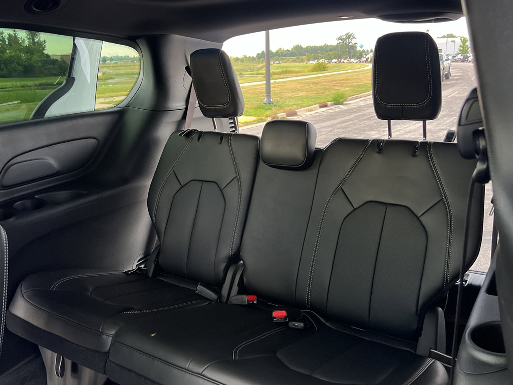 New 2026 Chrysler Pacifica Select AWD/4WD image 36