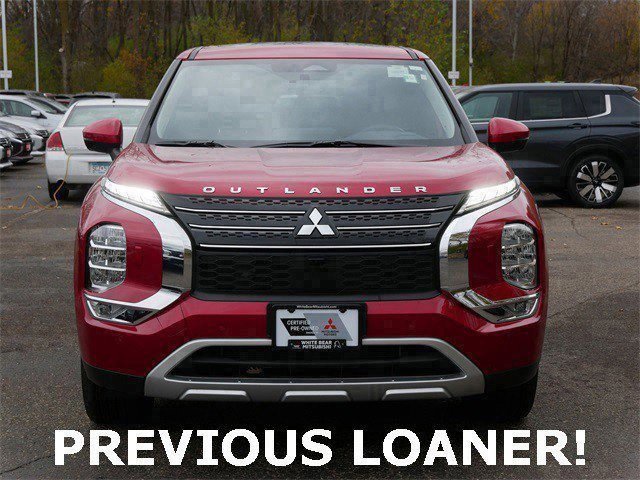 Used 2025 Mitsubishi Outlander SE image 2
