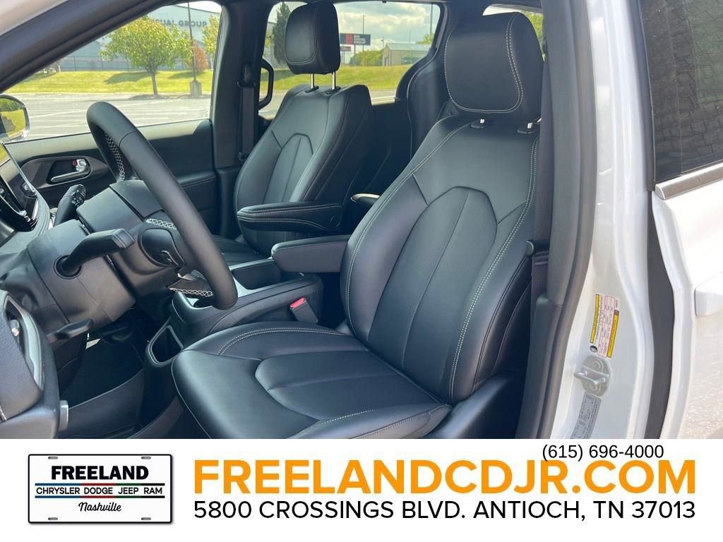 New 2025 Chrysler Pacifica Select image 23