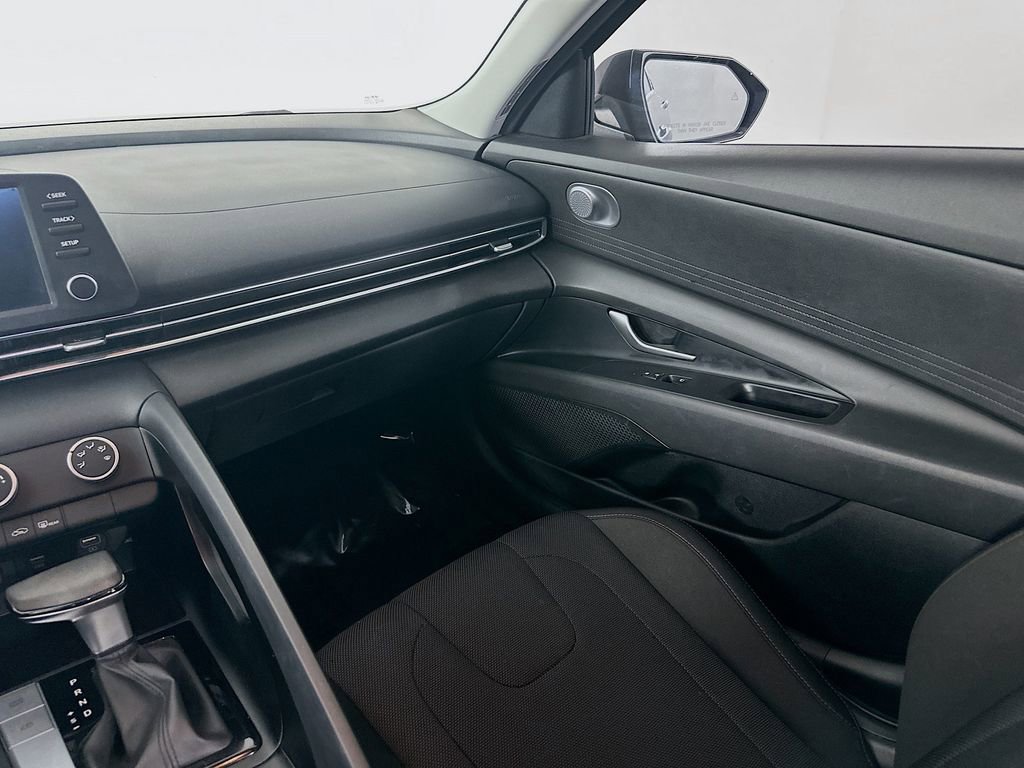 Used 2022 Hyundai Elantra SE image 28
