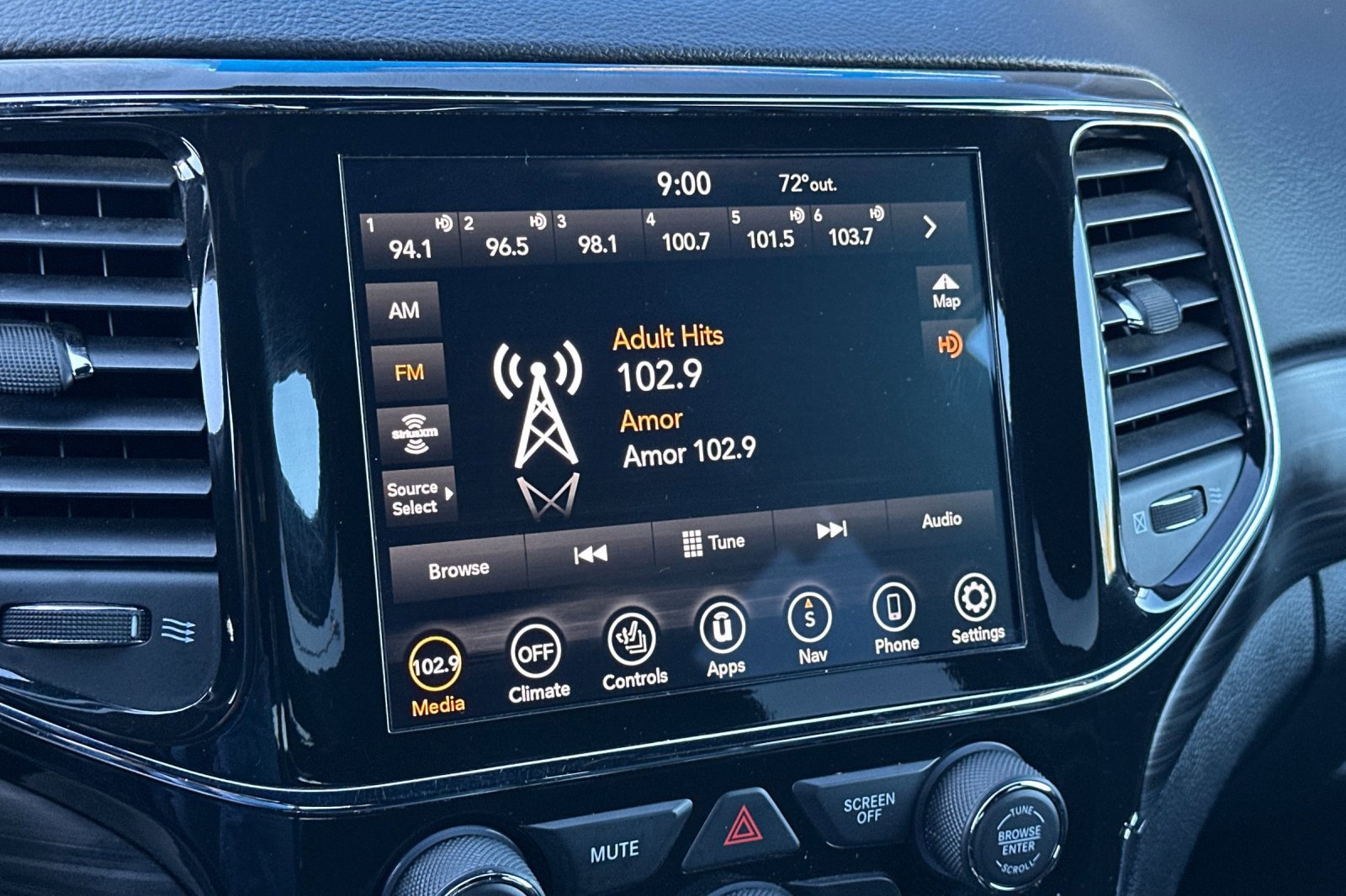 Used 2021 Jeep Grand Cherokee Laredo X image 25