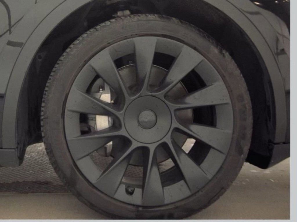 Used 2023 Tesla Model Y Long Range image 22