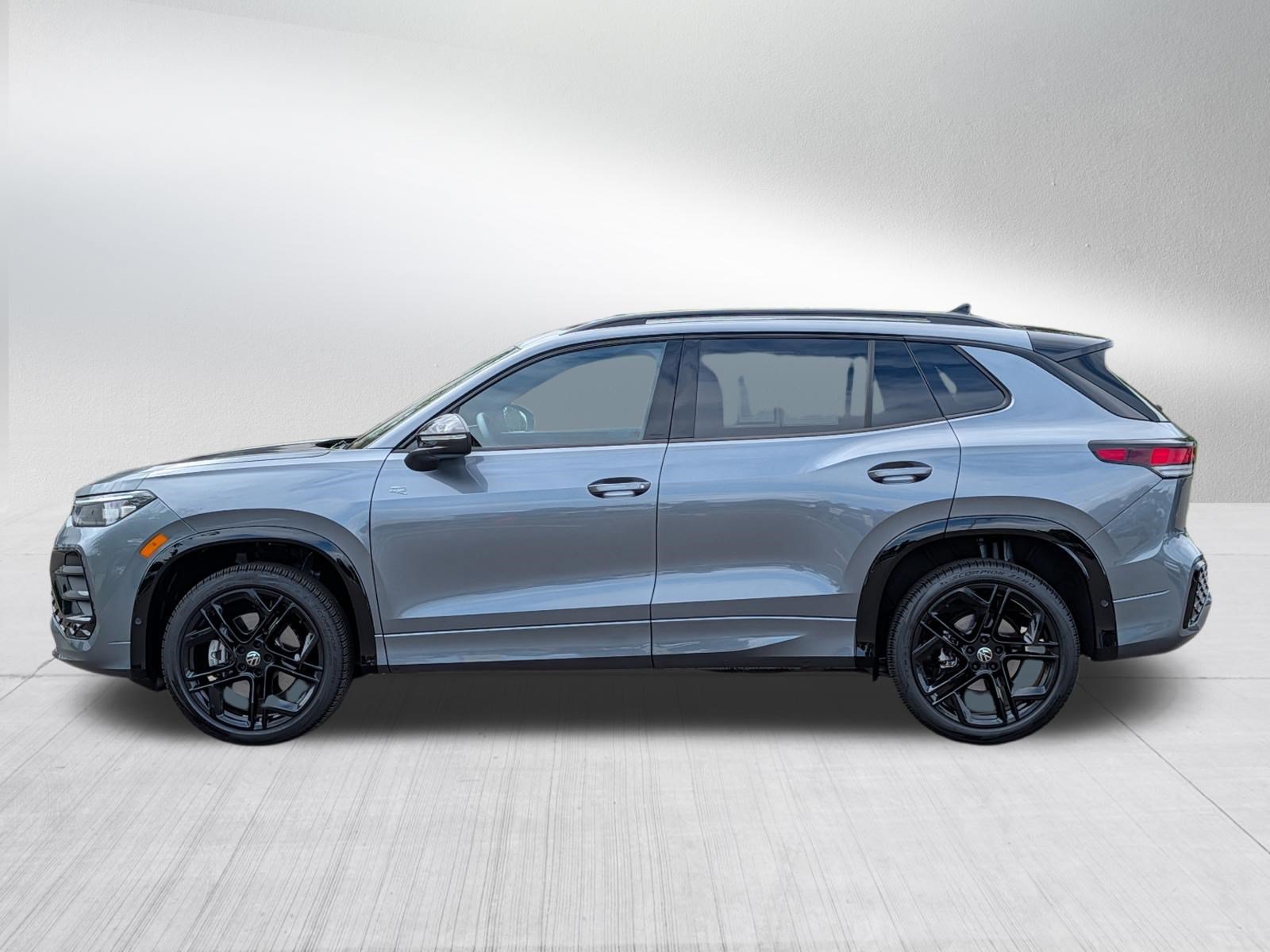 Certified 2026 Volkswagen Tiguan SE R-Line AWD/4WD image 4