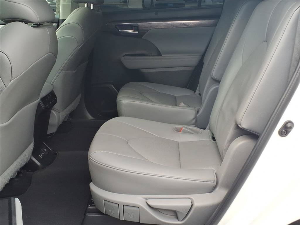 Used 2023 Toyota Highlander Limited FWD image 23