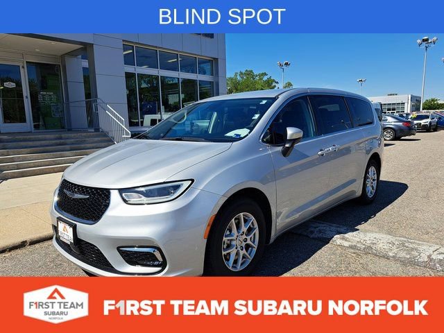 Used 2023 Chrysler Pacifica Touring-L FWD image 1