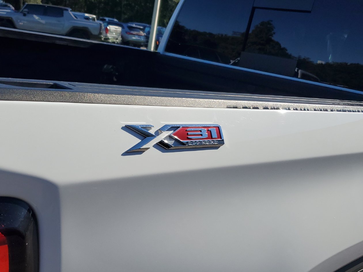Used 2024 GMC Sierra 1500 SLT w/ SLT Premium Plus Package AWD/4WD image 9