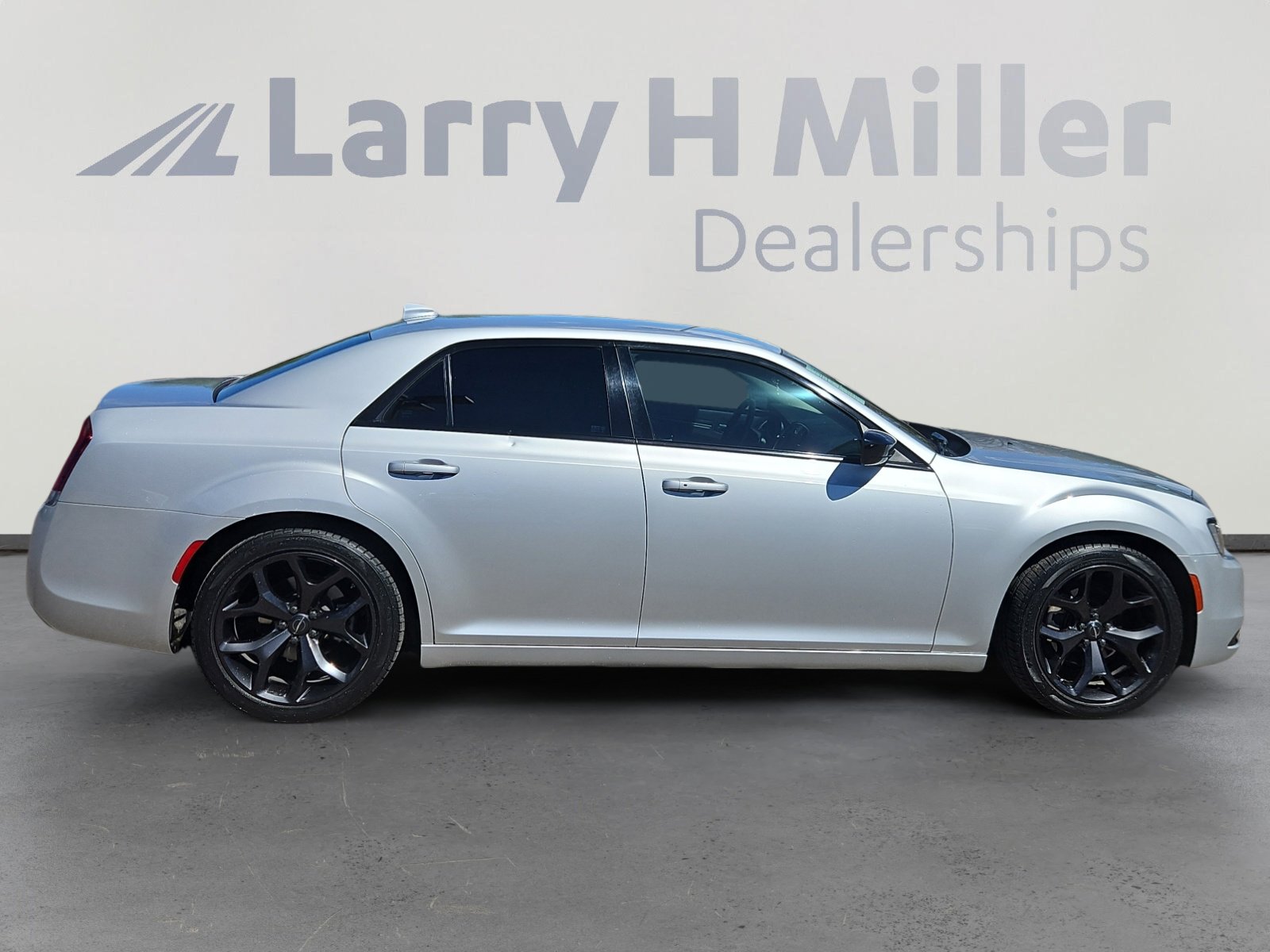 Used 2022 Chrysler 300 Touring w/ Sport Appearance Package image 6