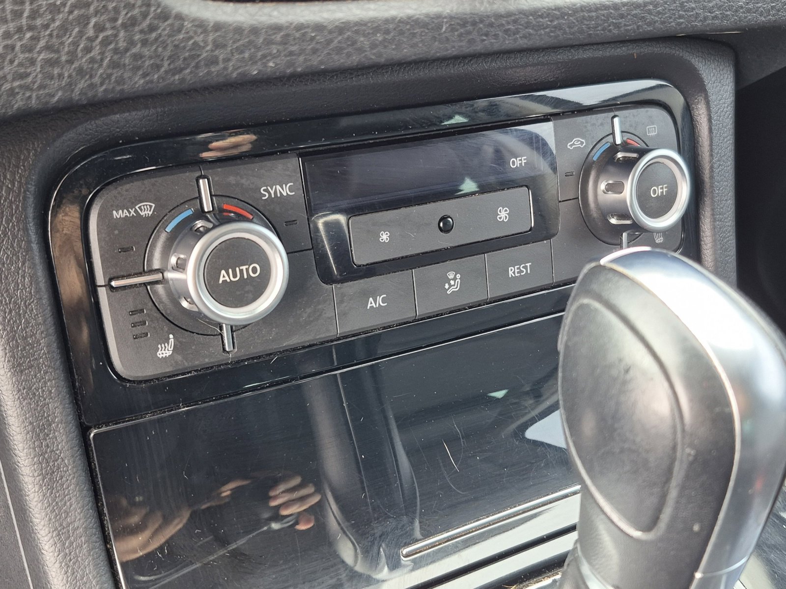 Used 2014 Volkswagen Touareg Sport image 32