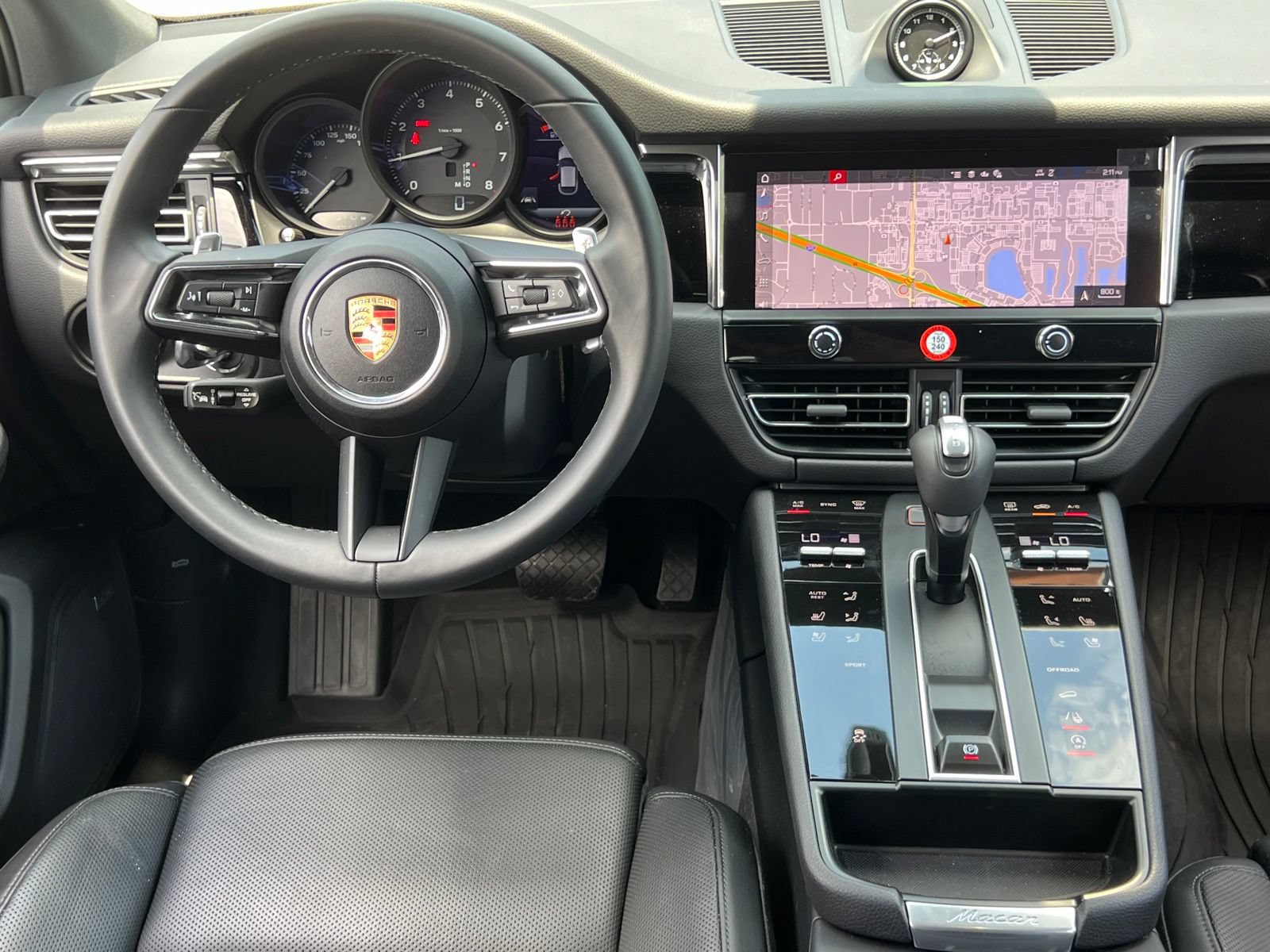 Certified 2025 Porsche Macan AWD/4WD image 13