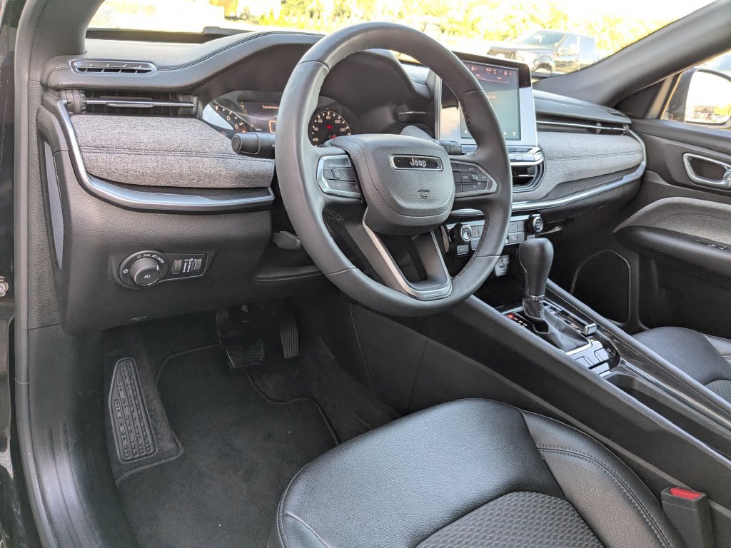 Used 2025 Jeep Compass Latitude AWD/4WD image 2