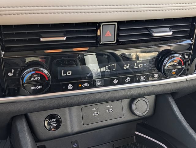 Used 2025 Nissan Rogue SL AWD/4WD image 25