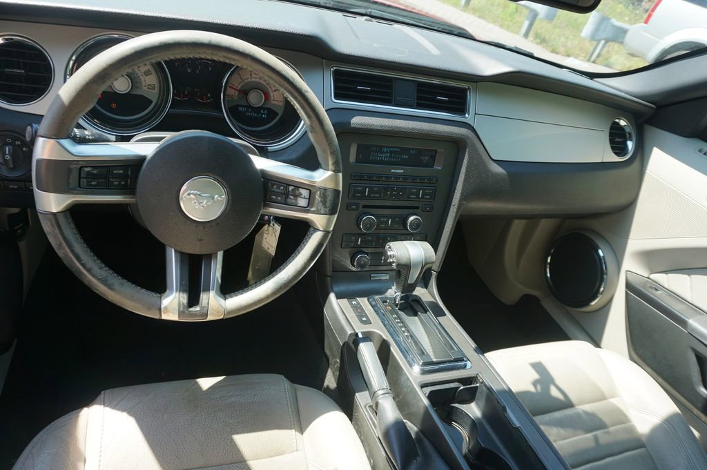 Used 2010 Ford Mustang Premium RWD image 4