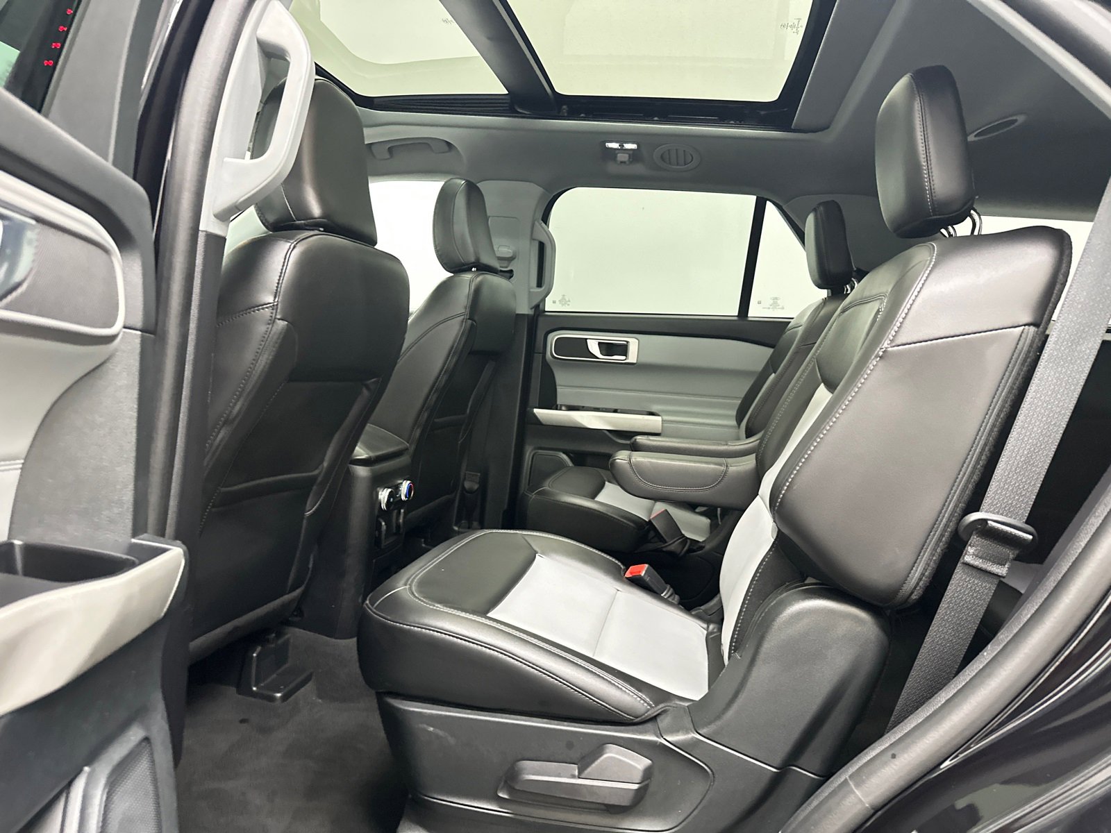 Used 2022 Ford Explorer XLT w/ Equipment Group 202A image 19