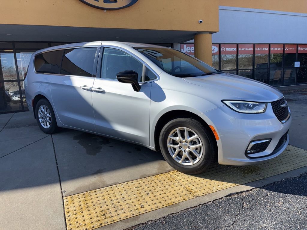 Used 2024 Chrysler Pacifica Touring-L FWD image 3