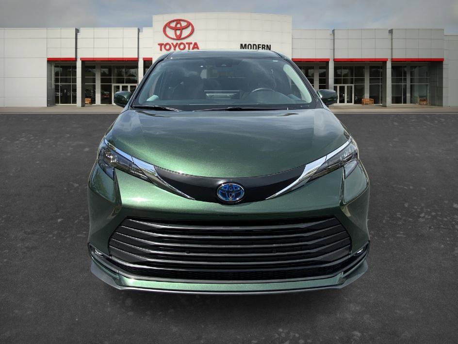 Certified 2025 Toyota Sienna XLE FWD image 2
