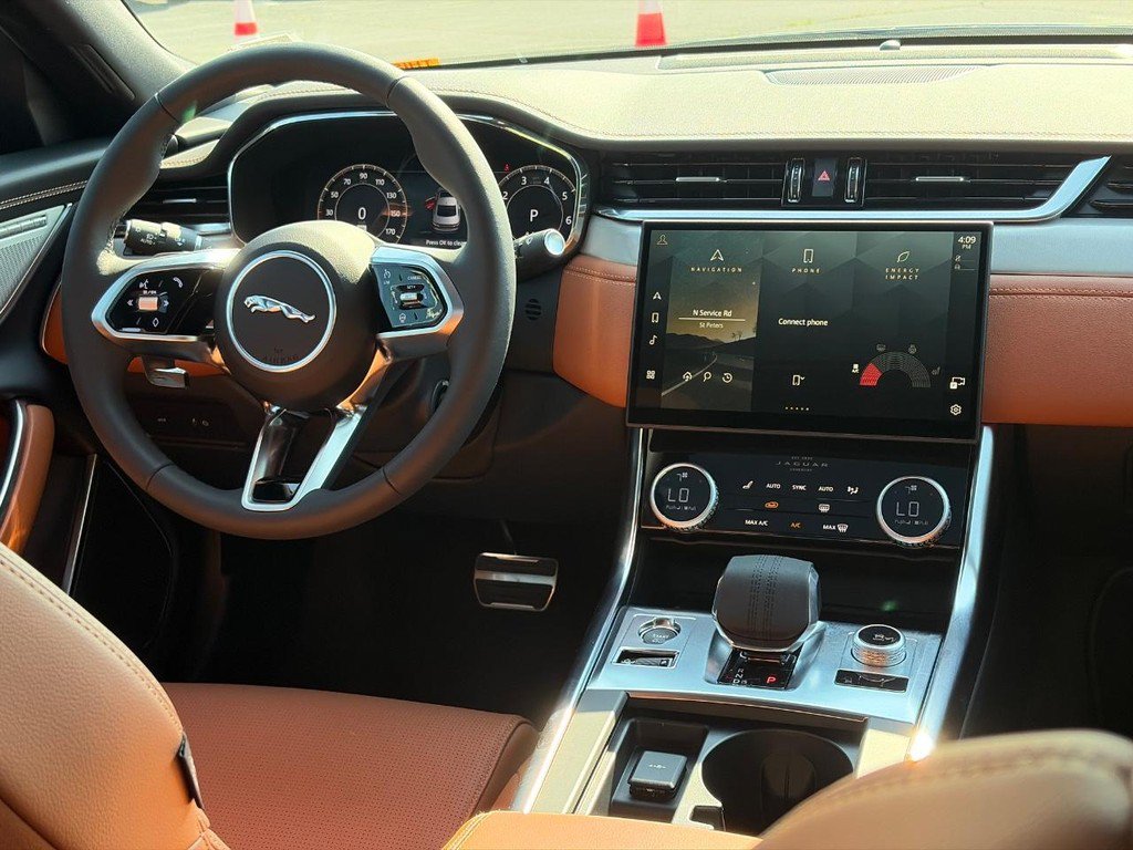 Used 2024 Jaguar XF R-Dynamic SE AWD/4WD image 13