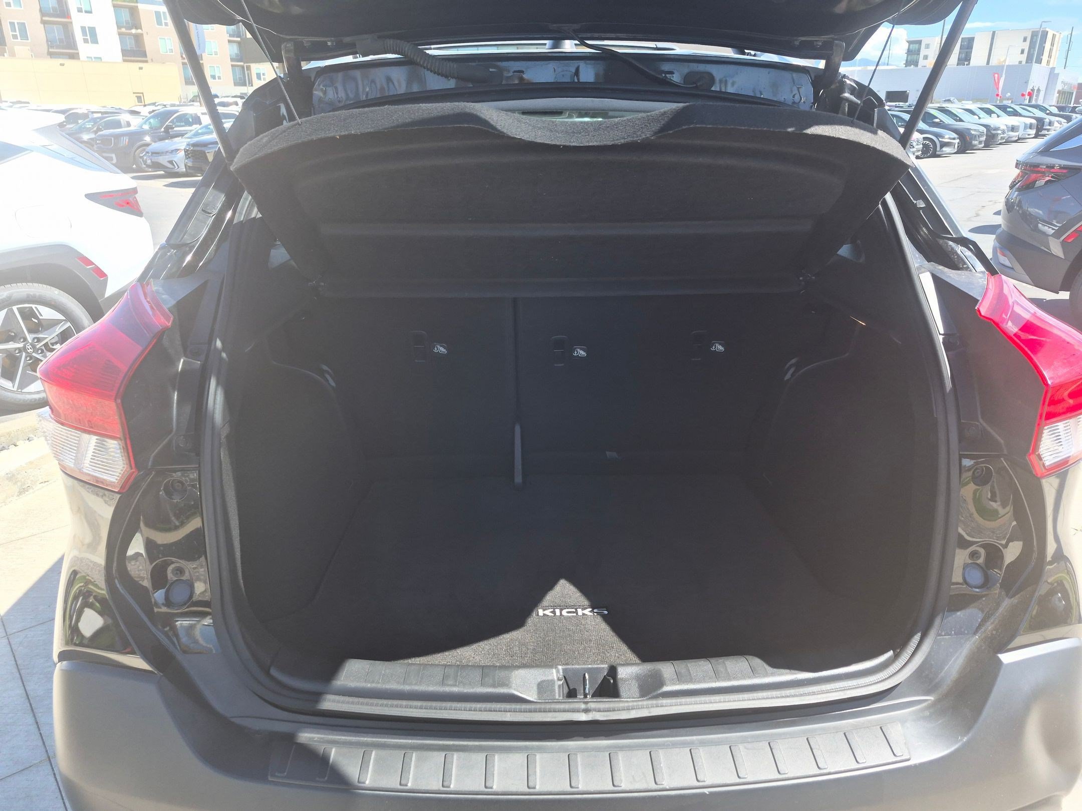 Used 2019 Nissan Kicks SR w/ Exterior Package FWD image 26