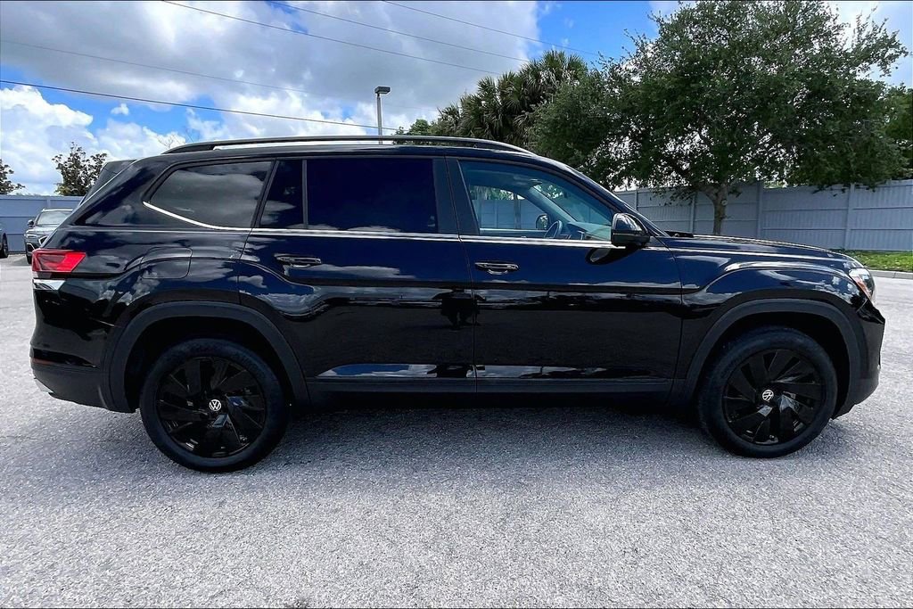Certified 2024 Volkswagen Atlas SE w/ Black Wheel Package FWD image 4