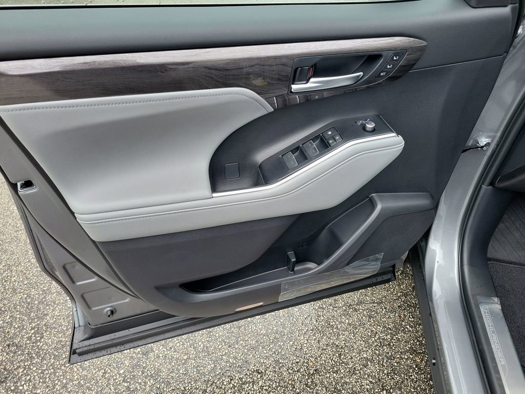 New 2026 Toyota Highlander Platinum image 20