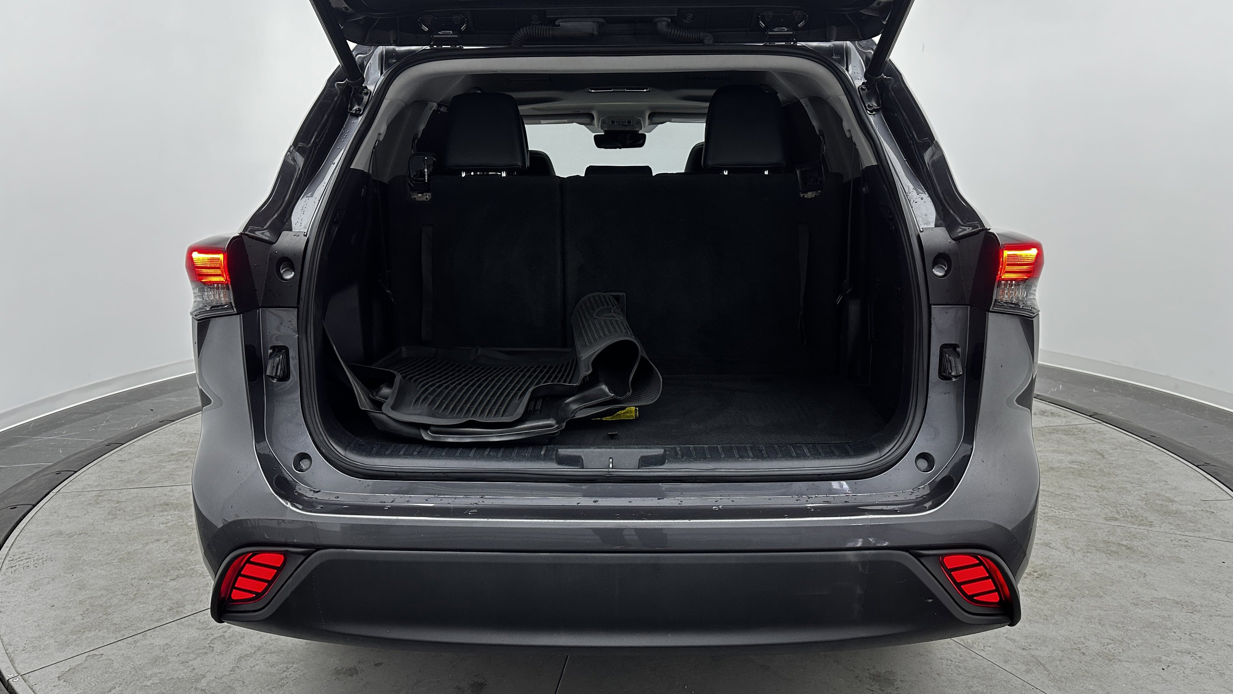 Used 2022 Toyota Highlander XLE image 32