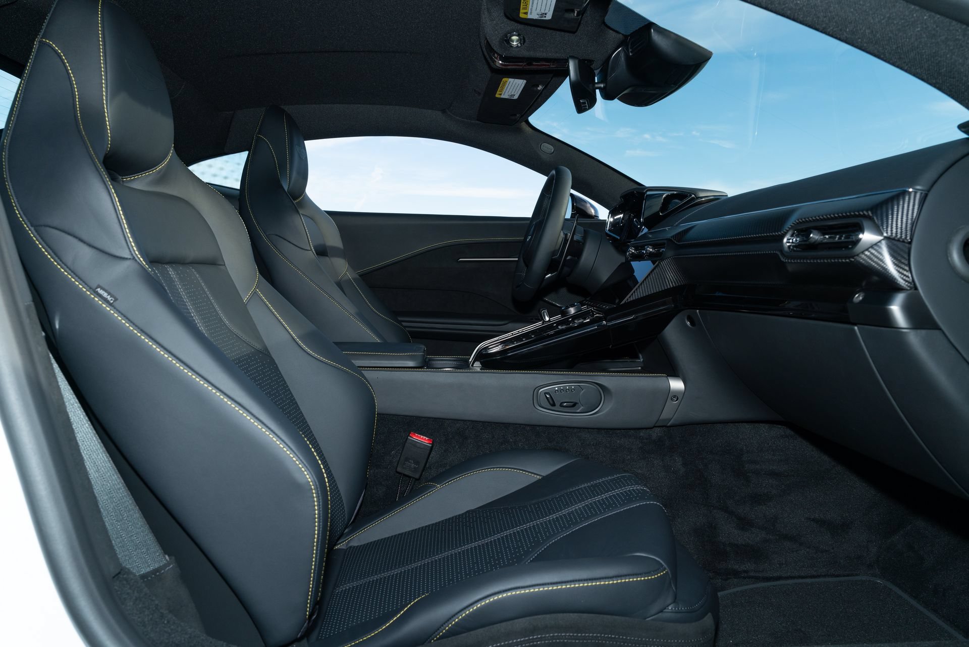 Used 2025 Aston Martin V8 Vantage Coupe RWD image 16