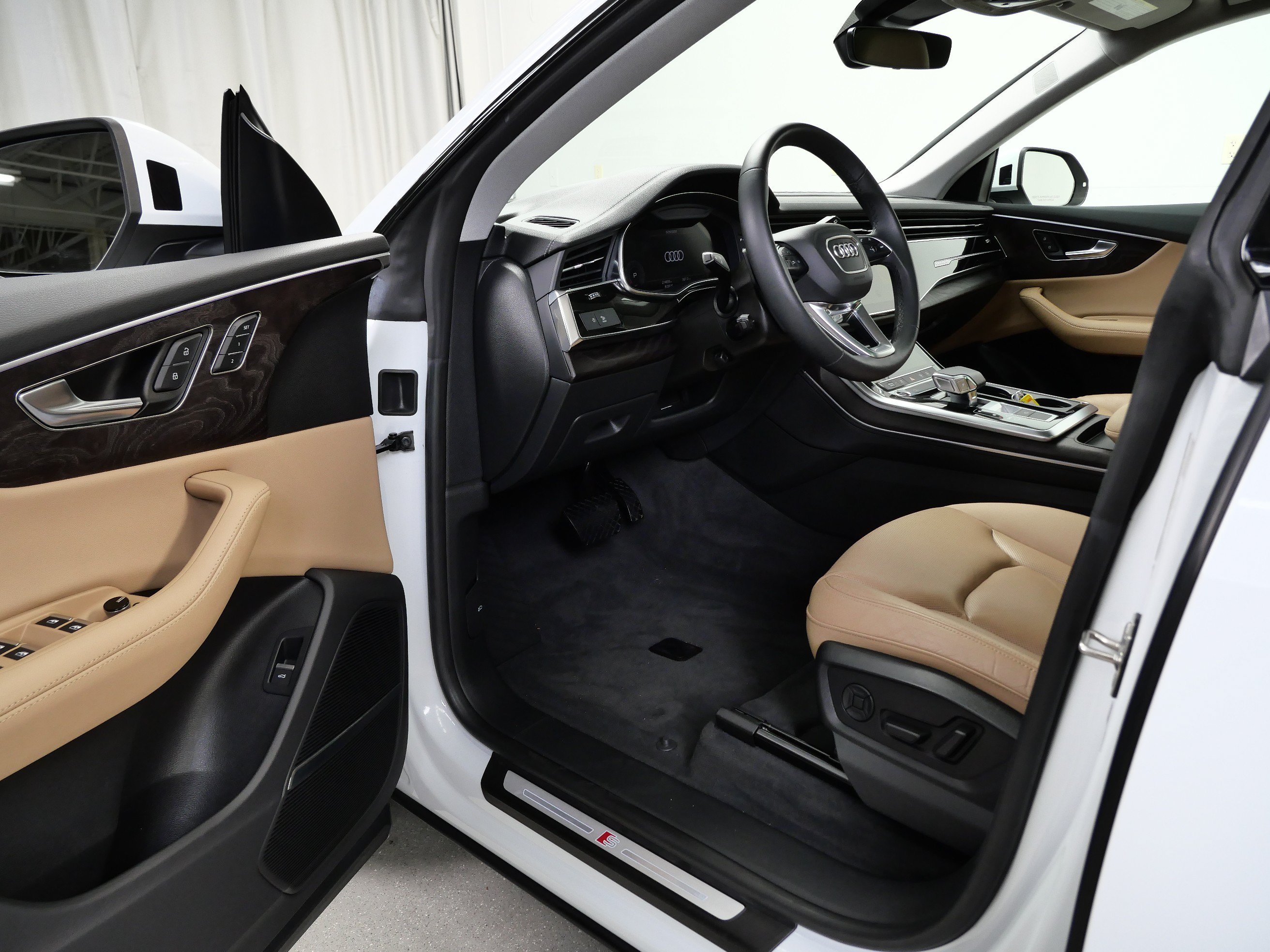 Used 2023 Audi Q8 Premium Plus w/ Premium Plus Package AWD/4WD image 14