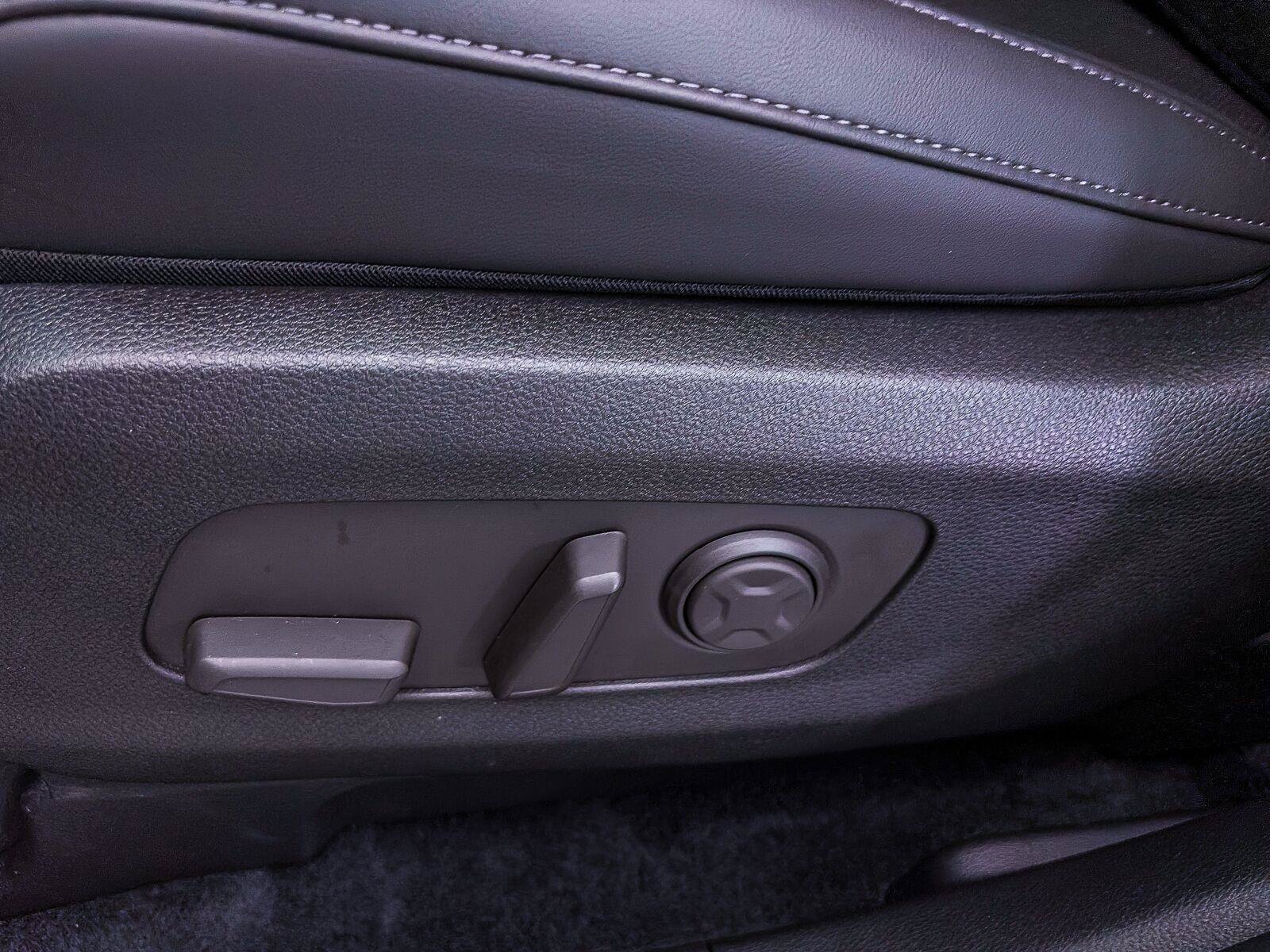Used 2026 Kia Carnival EX FWD image 19