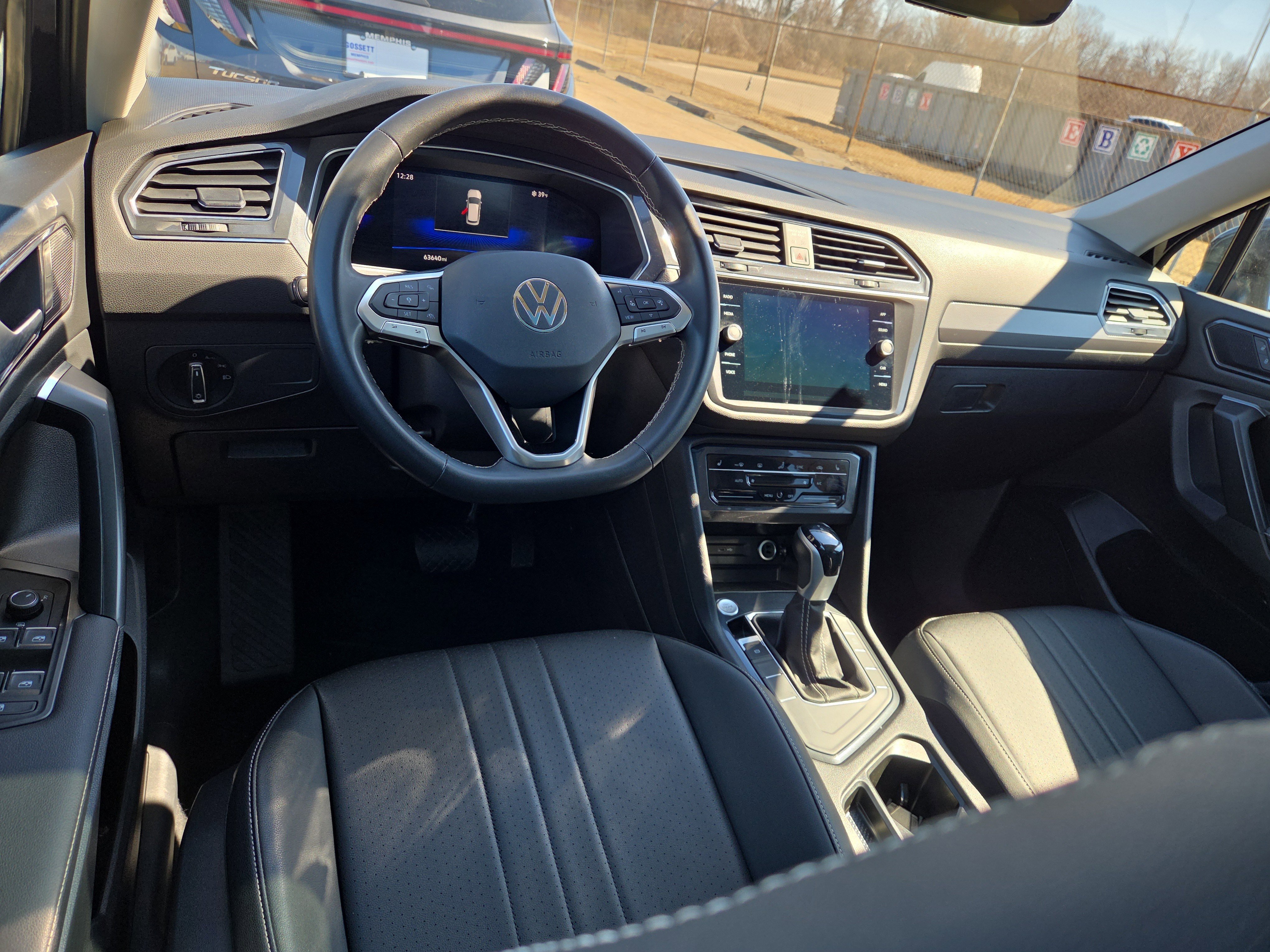 Used 2023 Volkswagen Tiguan SE w/ Panoramic Sunroof Package image 8