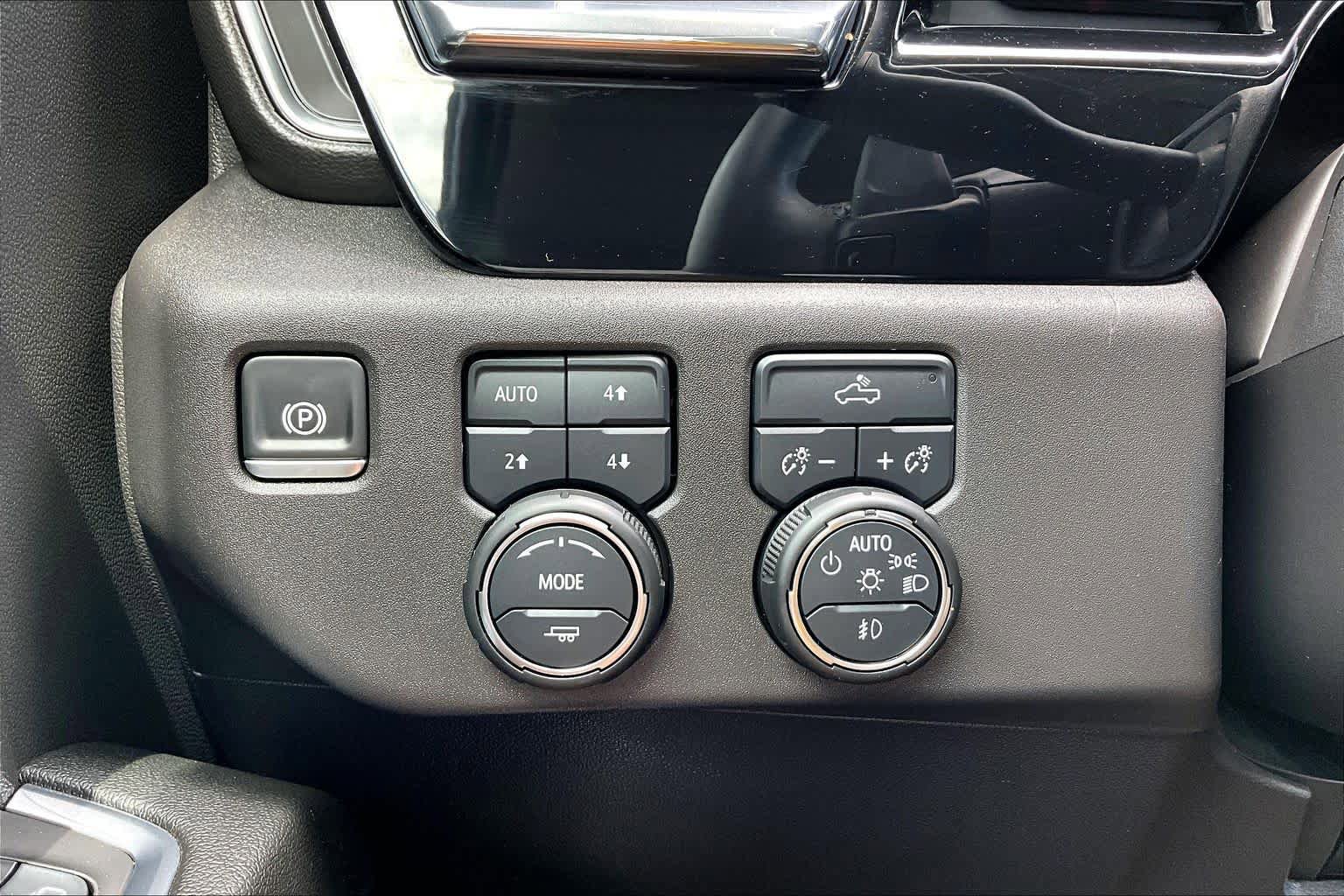Used 2025 Chevrolet Silverado 1500 LT Trail Boss w/ Convenience Package II AWD/4WD image 46