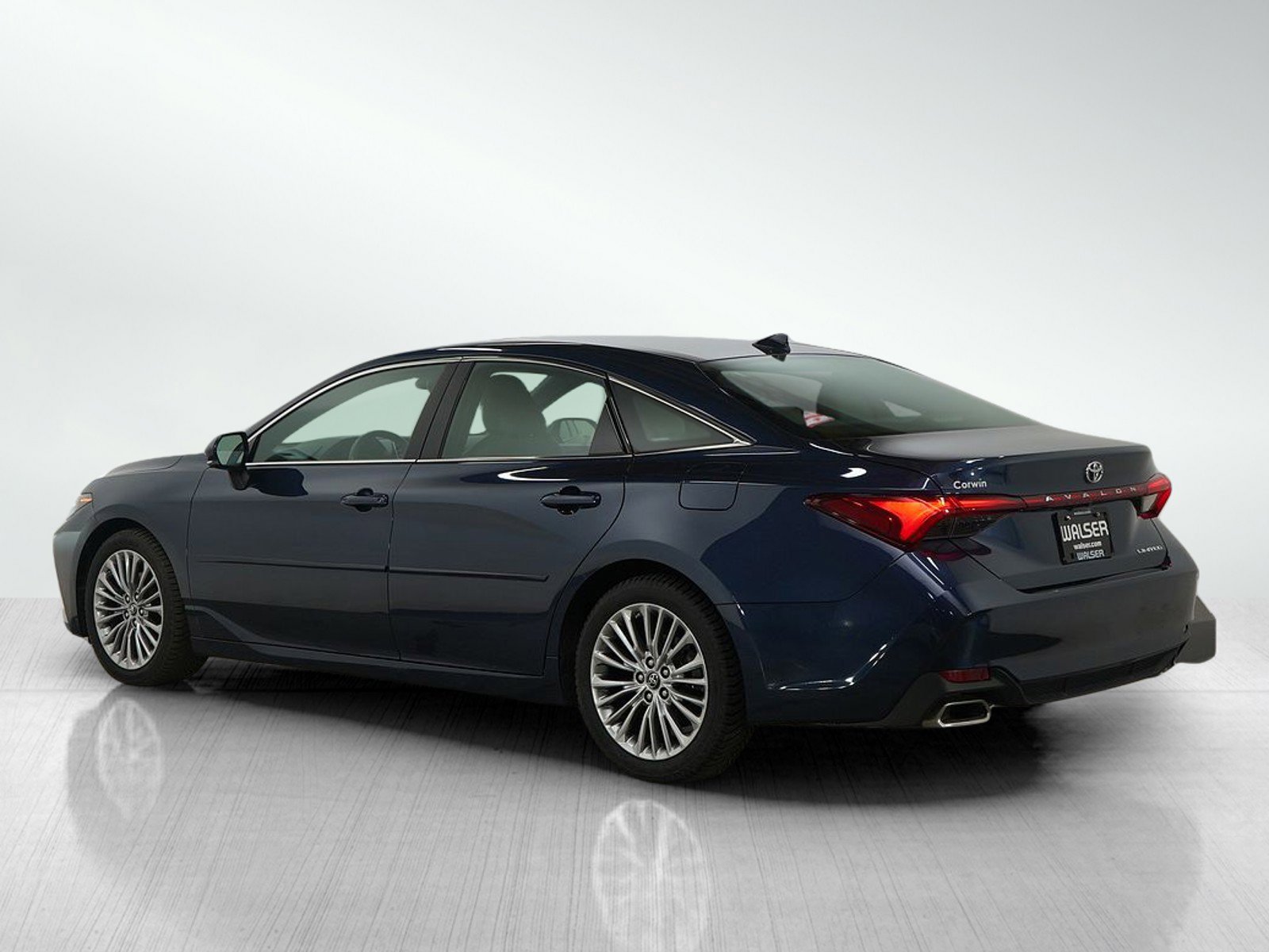 Used 2019 Toyota Avalon Limited image 3