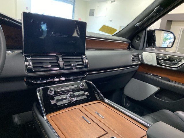 New 2024 Lincoln Navigator Black Label AWD/4WD image 13