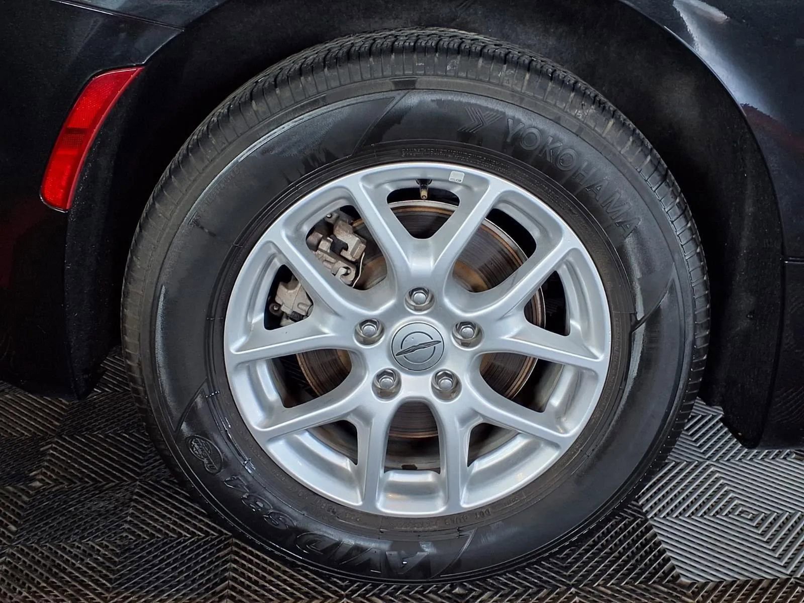 Used 2022 Chrysler Pacifica Touring-L w/ Uconnect Theater Family Group image 9