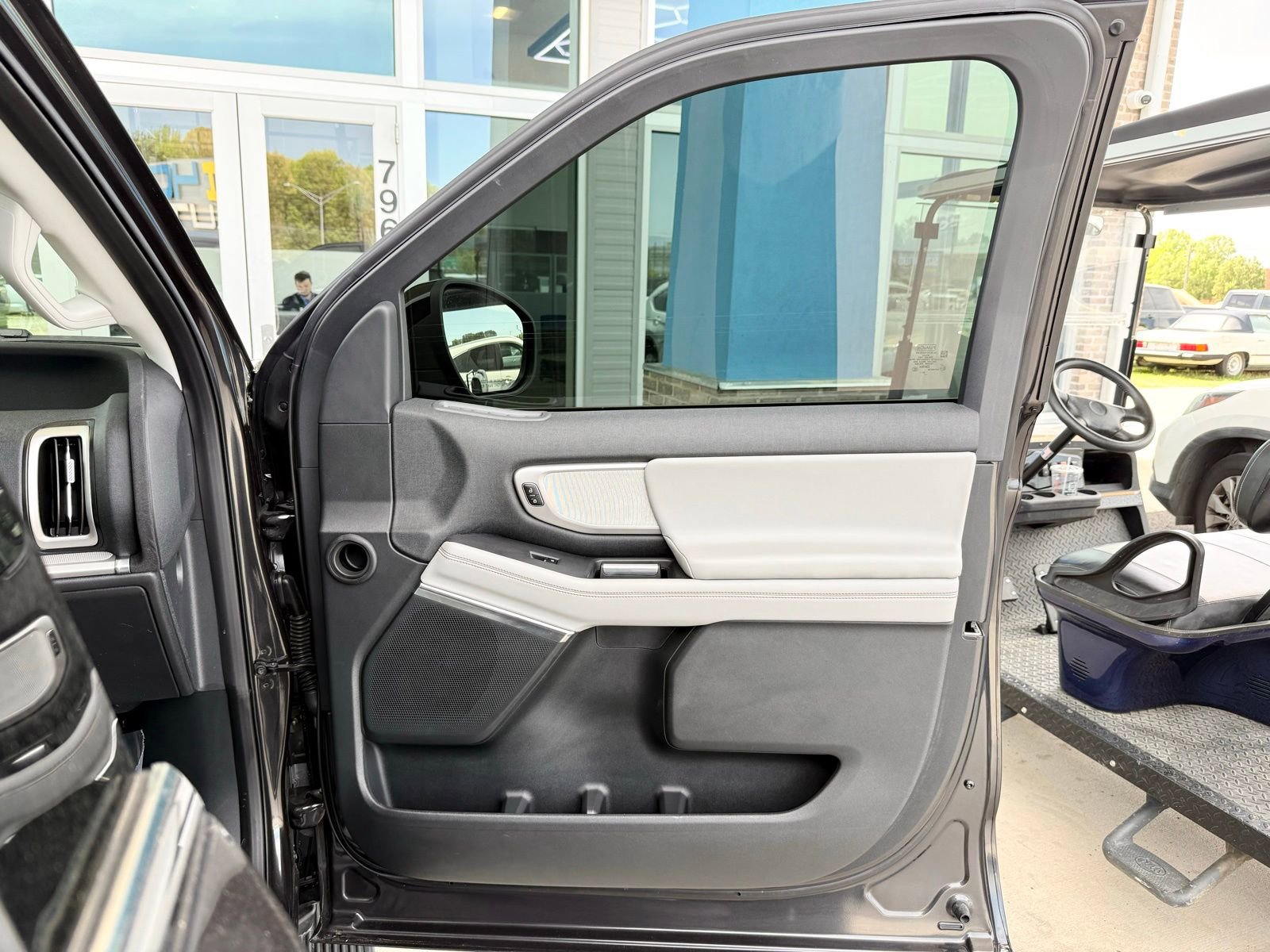 Used 2025 Ford Expedition Active image 31