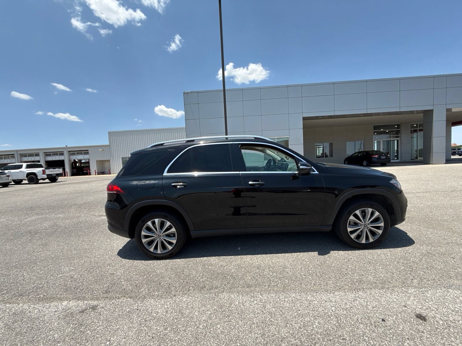 Used 2020 Mercedes-Benz GLE 350 4MATIC w/ Premium Package image 4