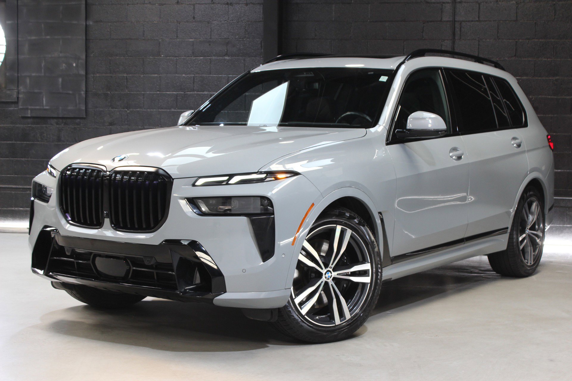 Used 2024 BMW X7 xDrive40i w/ M Sport Package image 5