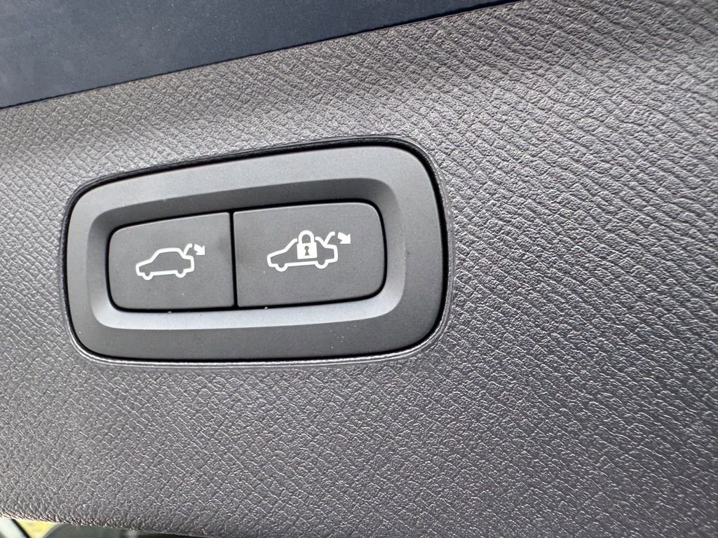 Used 2023 Volvo XC90 B5 Core w/ Protection Package Premier image 11