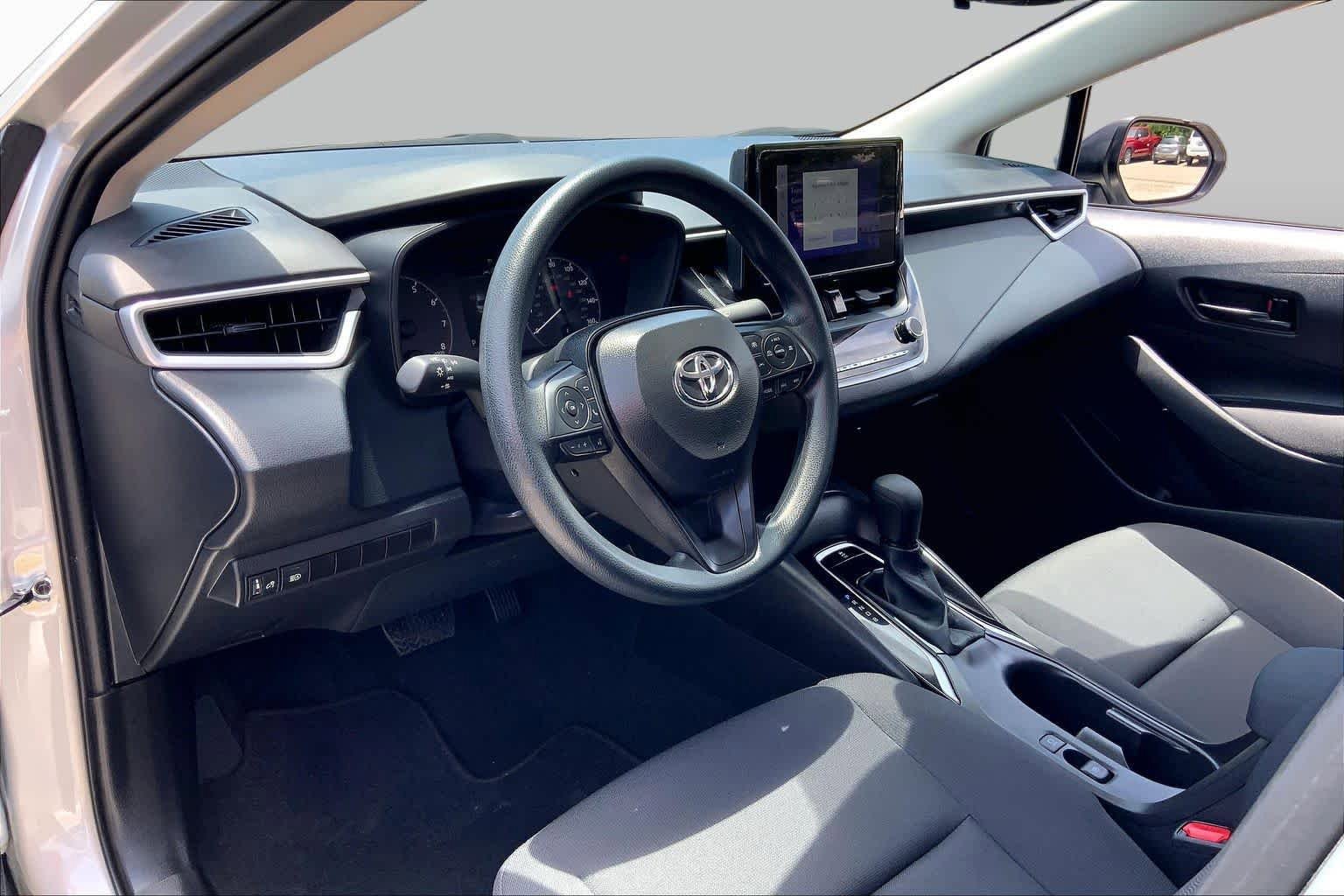 Used 2025 Toyota Corolla LE FWD image 17