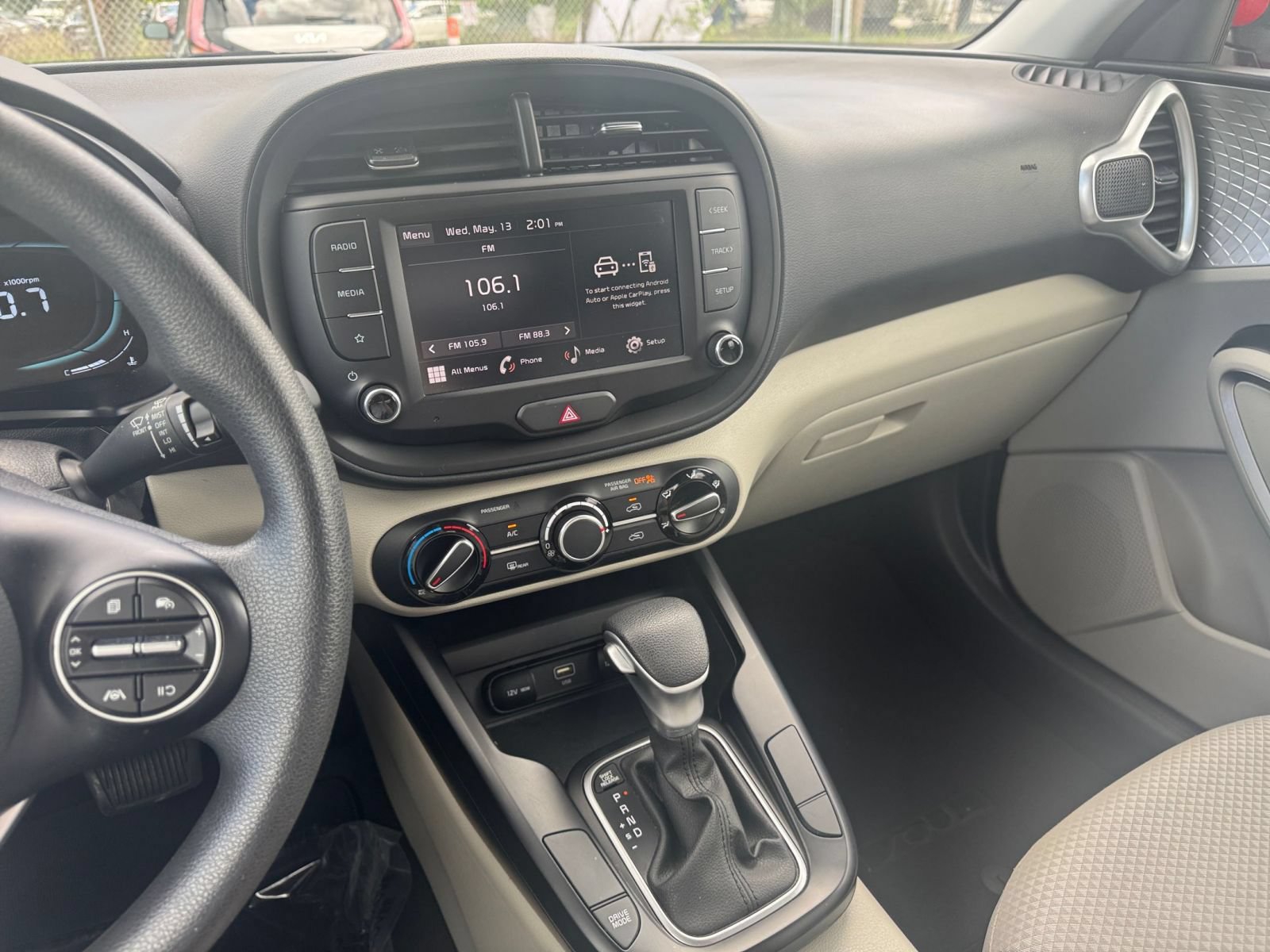 Used 2025 Kia Soul LX w/ LX Technology Package FWD image 17