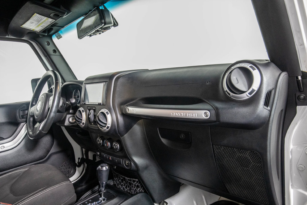 Used 2015 Jeep Wrangler Unlimited Rubicon AWD/4WD image 18