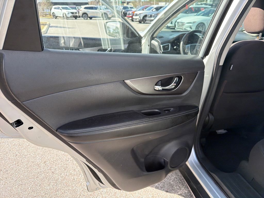 Used 2015 Nissan Rogue S image 18